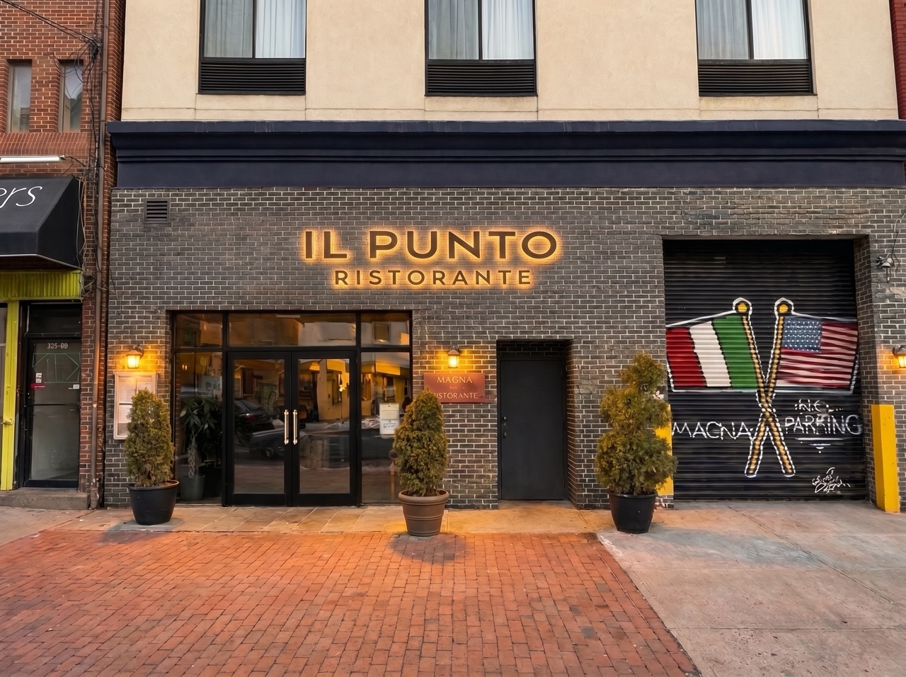 Entrance of IL Punto Flushing Italian Restaurant in Queens